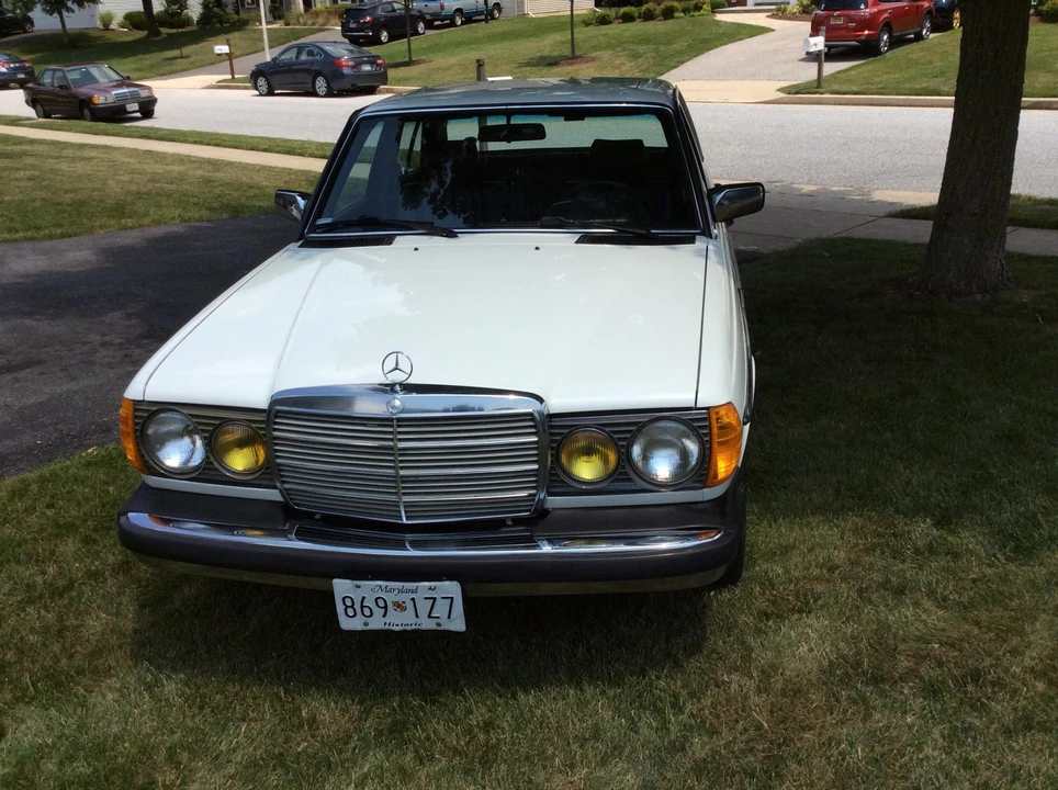 1983 Mercedes-Benz W123 Sedan - Image 9 of 31