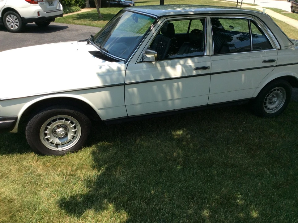 1983 Mercedes-Benz W123 Sedan - Image 11 of 31