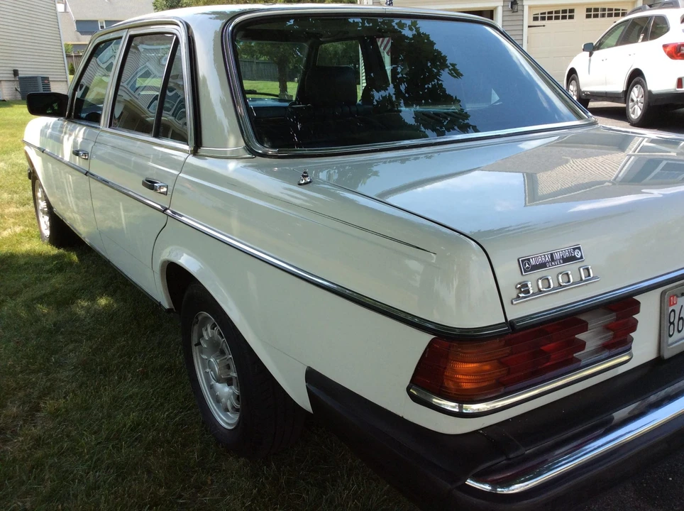 1983 Mercedes-Benz W123 Sedan - Image 12 of 31