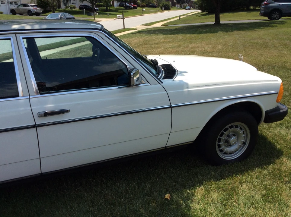 1983 Mercedes-Benz W123 Sedan - Image 15 of 31