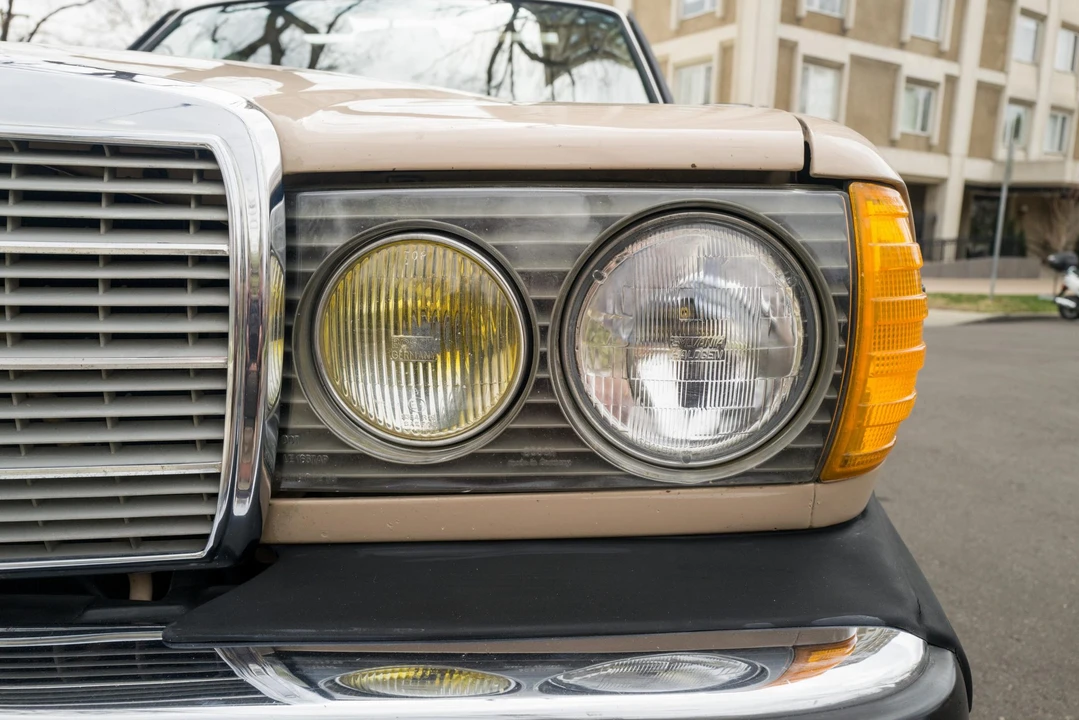 1983 Mercedes-Benz W123 Sedan - Image 29 of 31