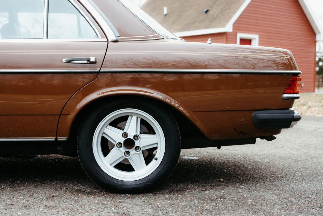 1983 Mercedes-Benz W123 Sedan - Image 17 of 31
