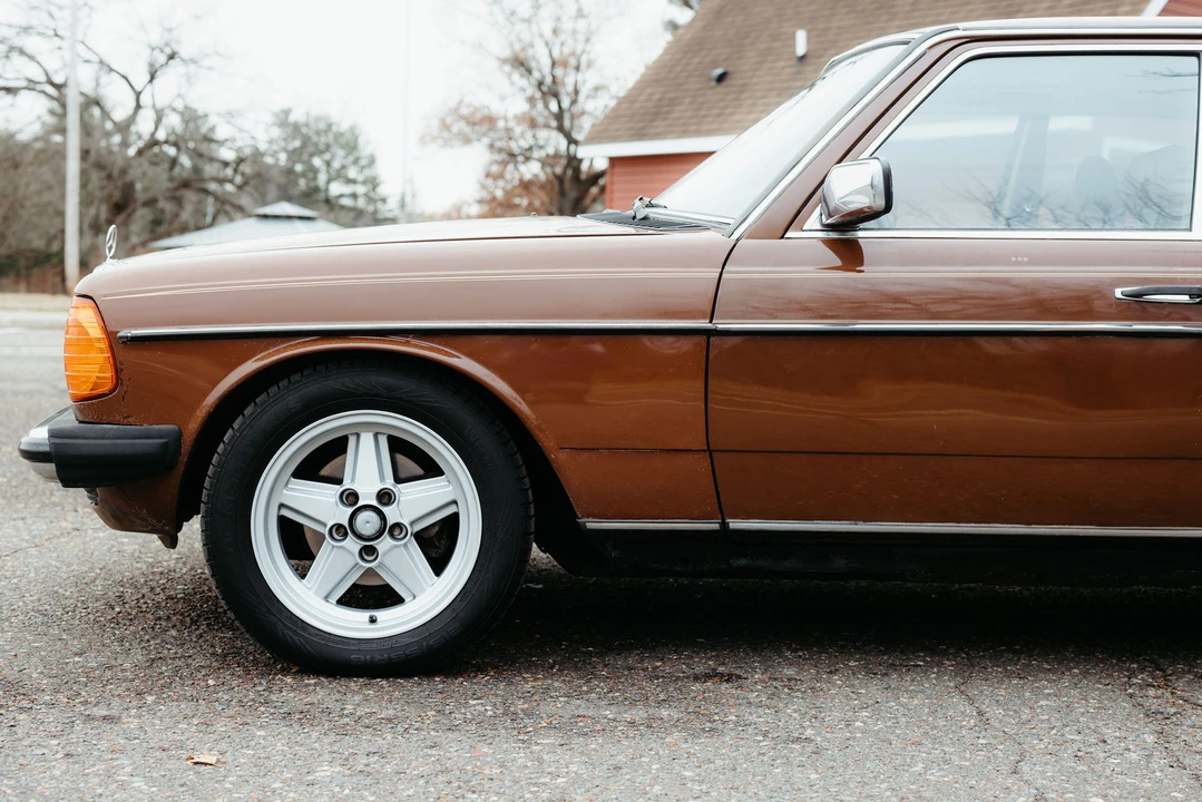 1983 Mercedes-Benz W123 Sedan - Image 15 of 31