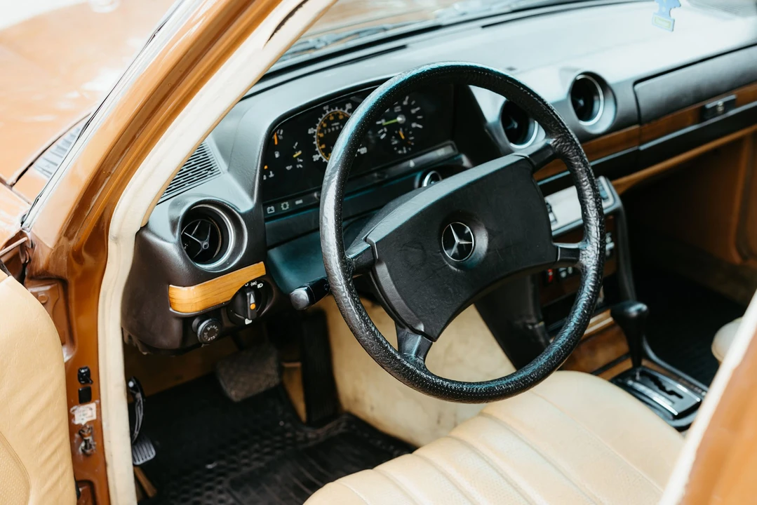 1983 Mercedes-Benz W123 Sedan - Image 30 of 31