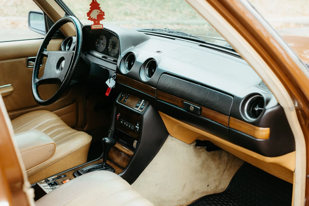 1983 Mercedes-Benz W123 Sedan - Image 31 of 31