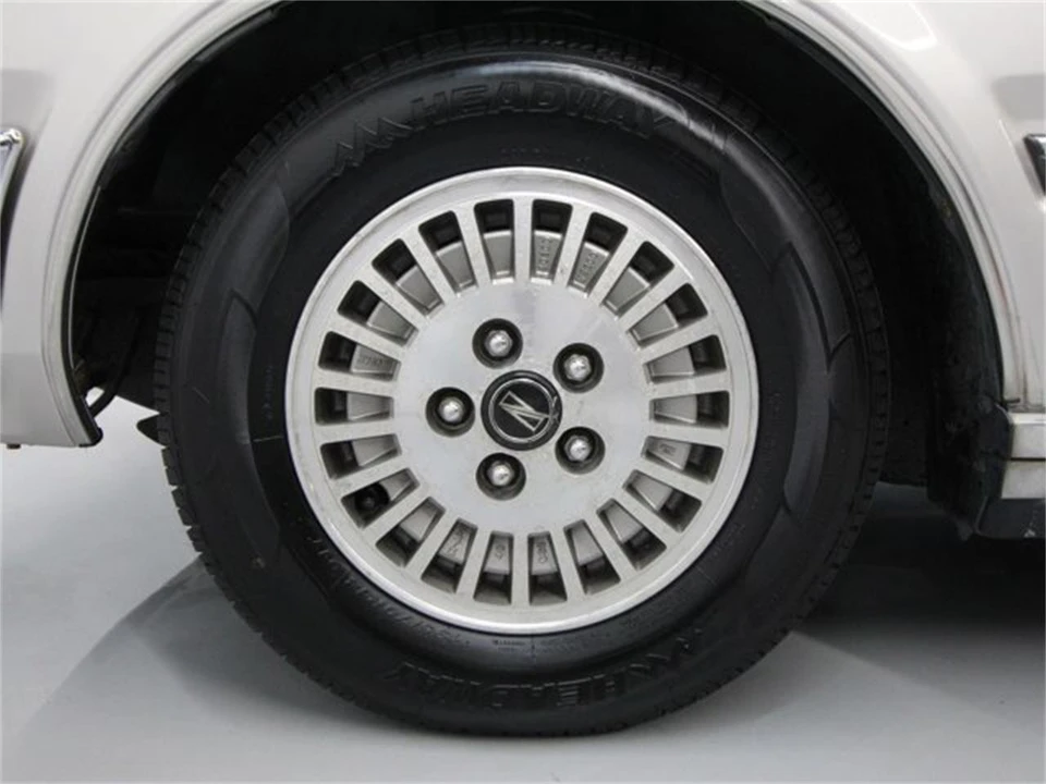 1983 Nissan Gloria 6th Gen - Image 27 of 31