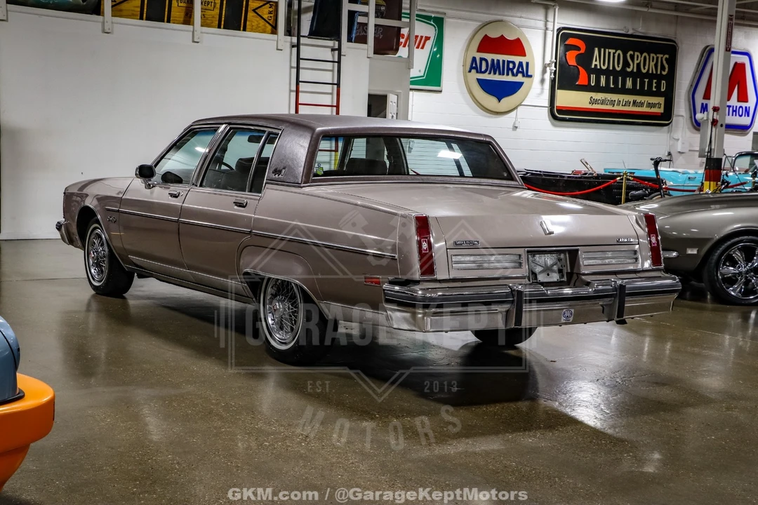 1983 Oldsmobile 98 - Image 8 of 12