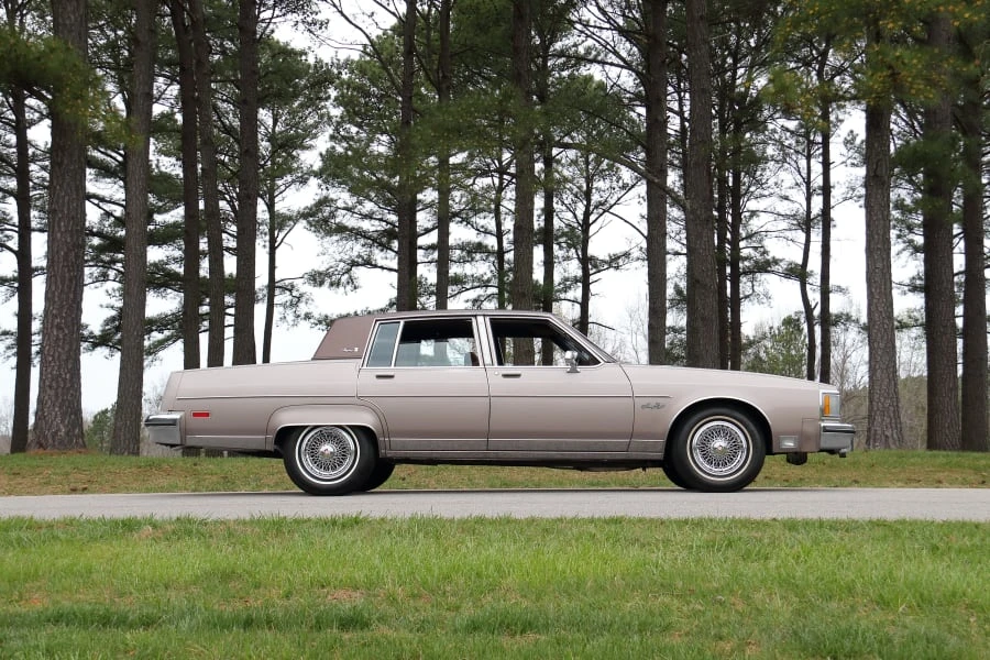 1983 Oldsmobile 98 - Image 2 of 26