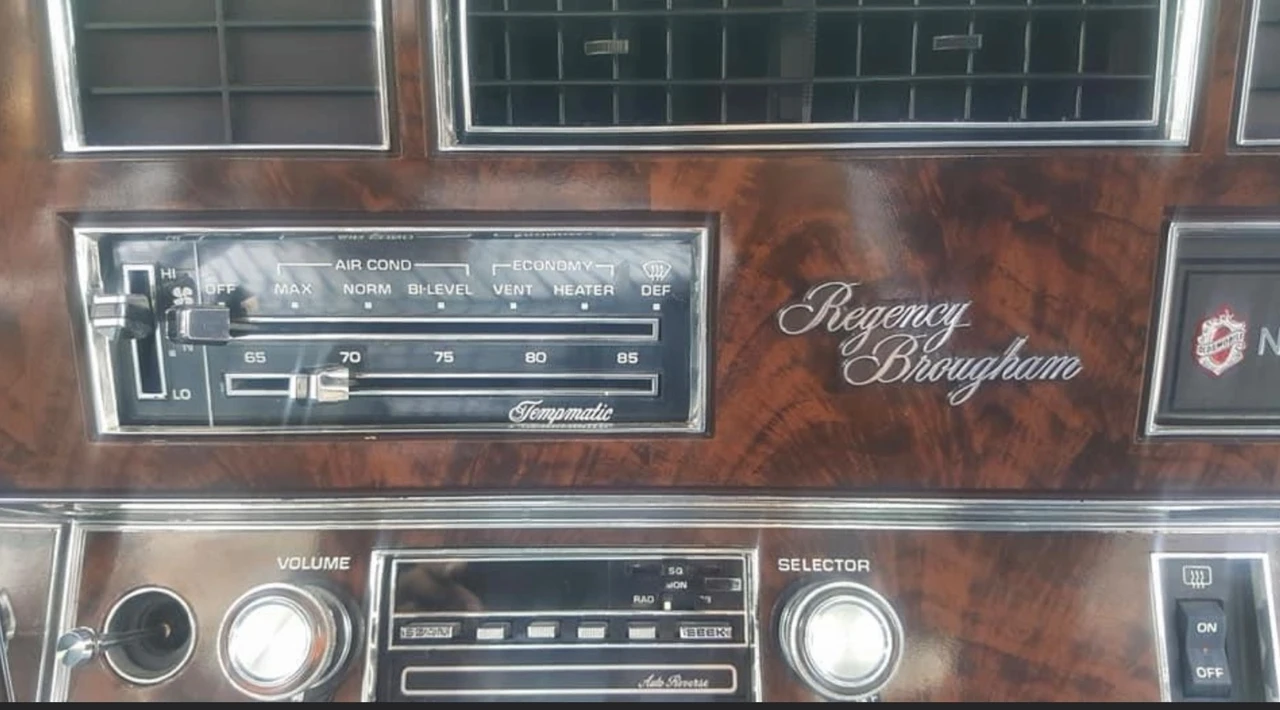 1983 Oldsmobile 98 - Image 10 of 31