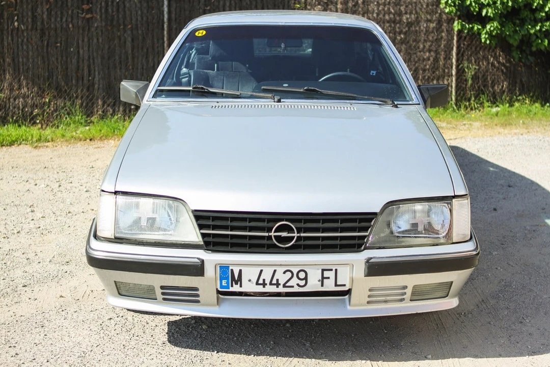 1983 Opel - Image 2 of 31