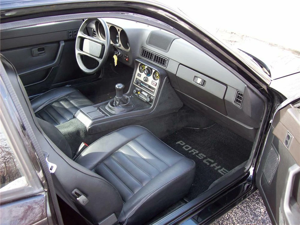 1983 Porsche 944 - Image 4 of 5