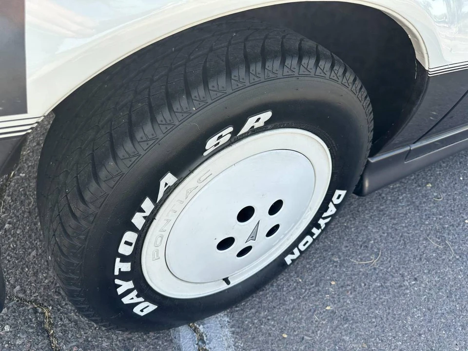 1983 Pontiac - Image 20 of 24