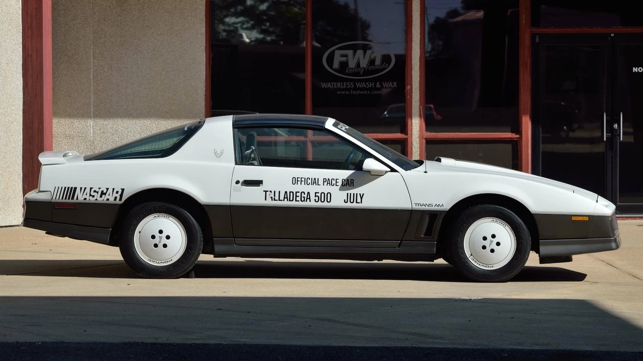 1983 Pontiac Firebird Trans Am 3rd Gen - Image 2 of 24