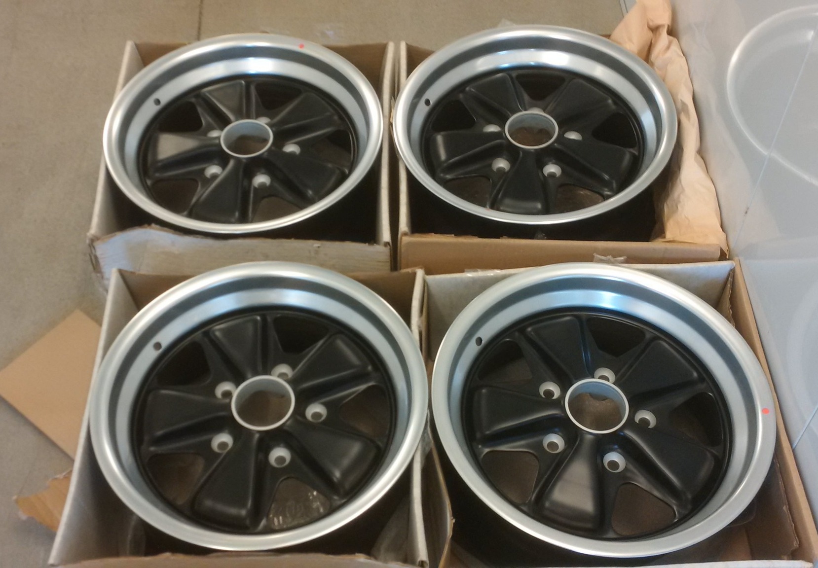 1983 Porsche 911 15×7′′ NOS Fuchs Wheels