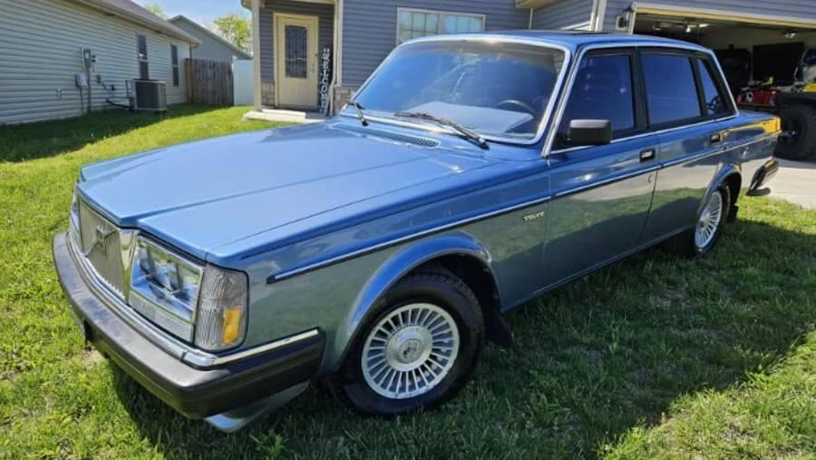 1983 Volvo 244 - Image 8 of 21