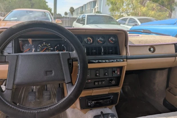 1983 Volvo 242 - Image 5 of 7