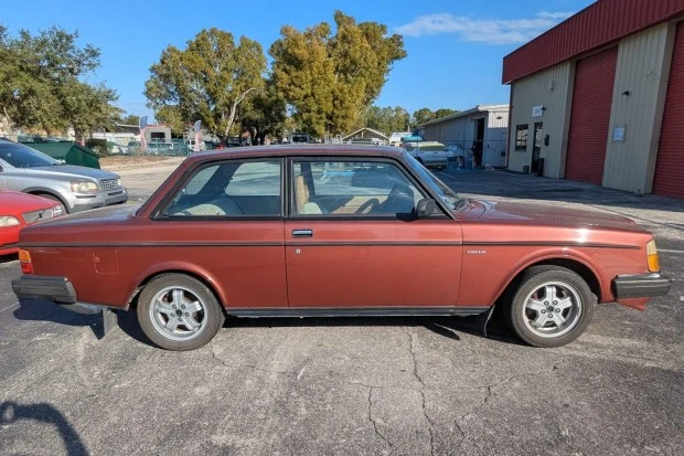 1983 Volvo 242 - Image 3 of 7