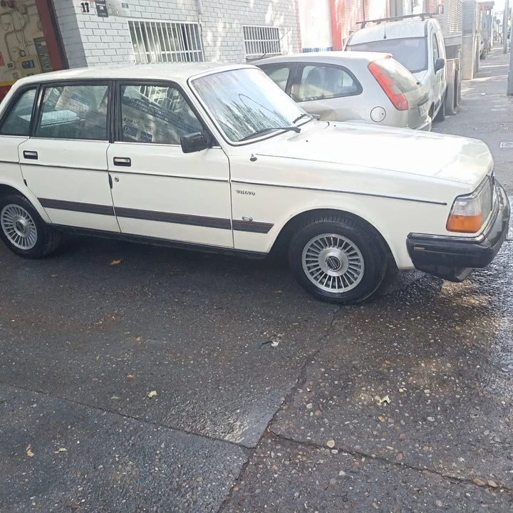 1983 Volvo 244 - Image 16 of 31