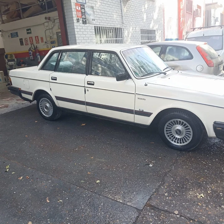 1983 Volvo 244 - Image 17 of 31