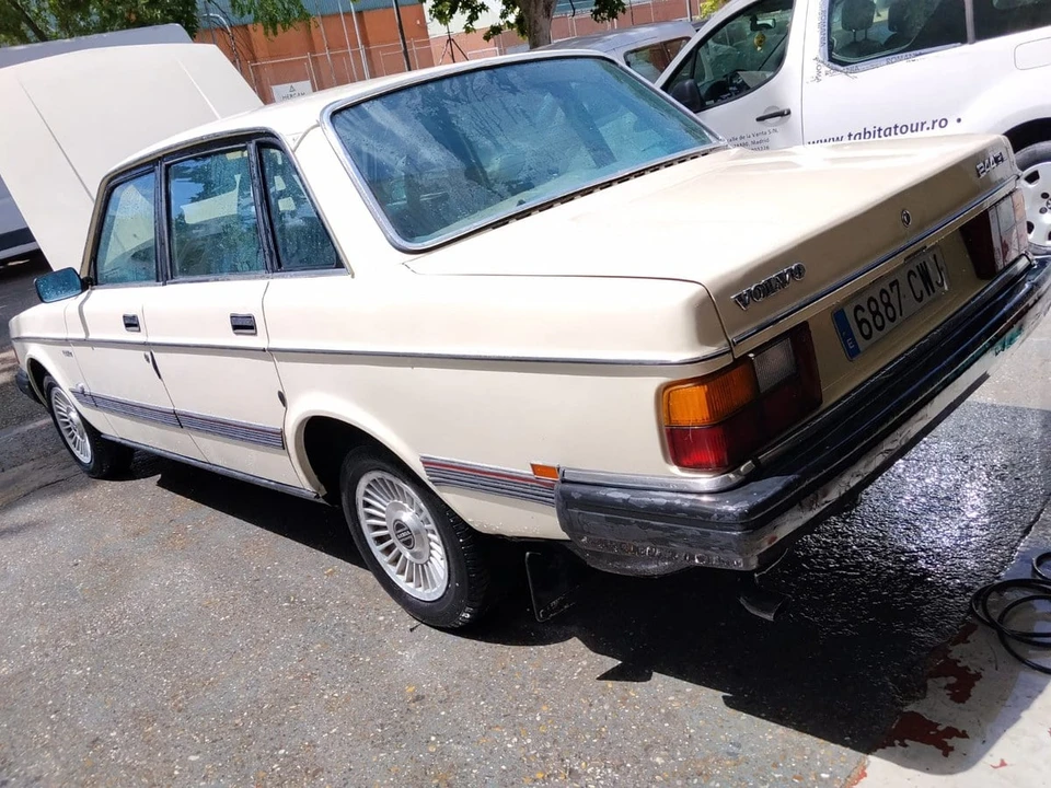 1983 Volvo 244 - Image 29 of 31