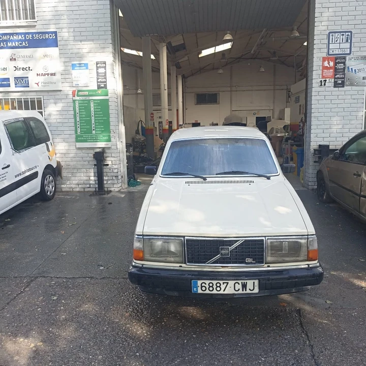 1983 Volvo 244 - Image 15 of 31