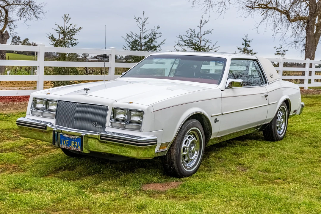 1984 Buick Riviera 4th-7th Gen - Image 2 of 31