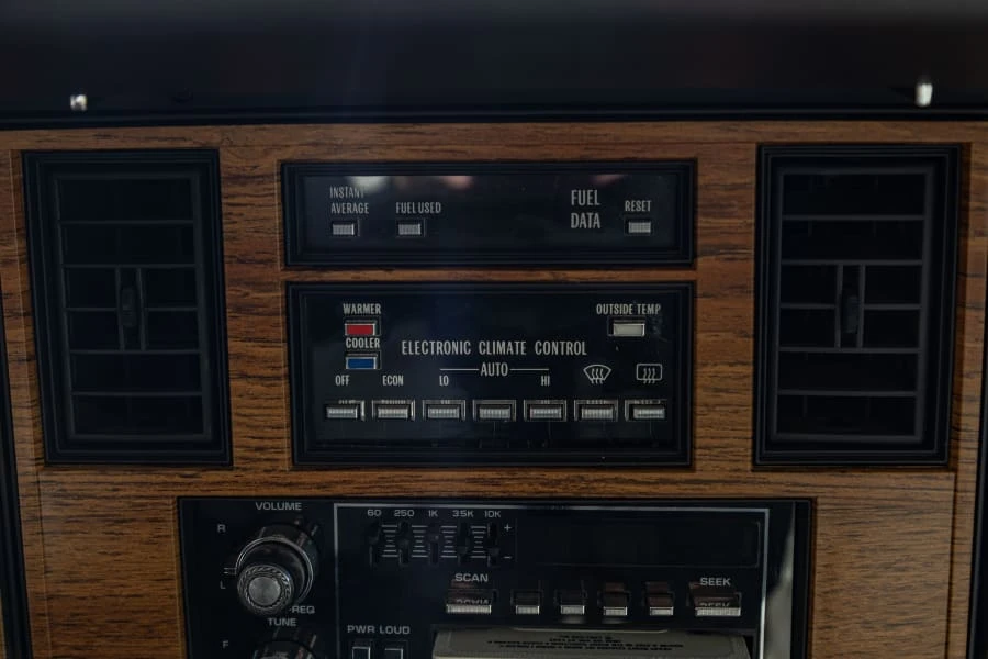 1984 Cadillac Seville - Image 23 of 31