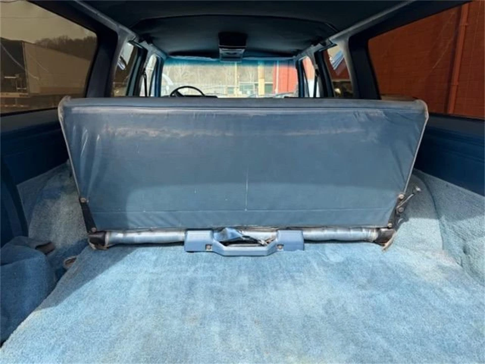 1984 Chevrolet Suburban 7th Gen - Image 18 of 24