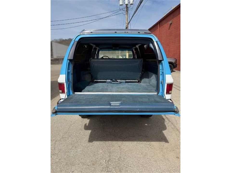 1984 Chevrolet Suburban 7th Gen - Image 19 of 24