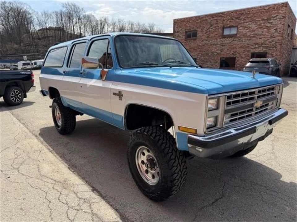1984 Chevrolet Suburban 7th Gen - Image 2 of 24