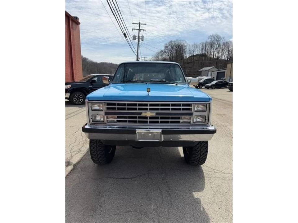 1984 Chevrolet Suburban 7th Gen - Image 7 of 24