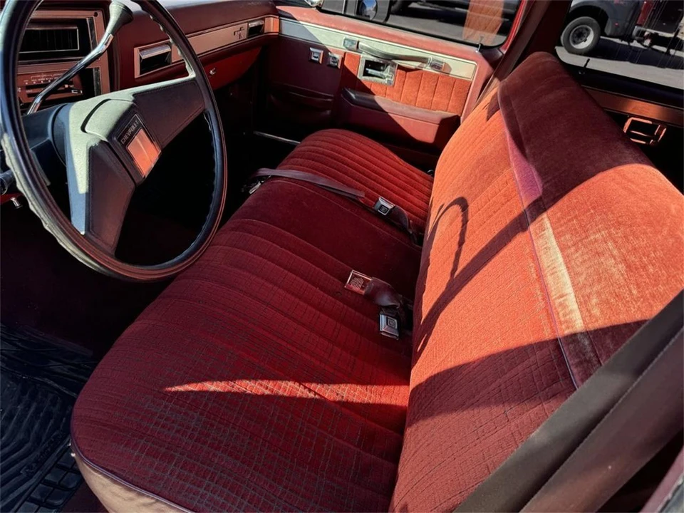 1984 Chevrolet Suburban 7th Gen - Image 12 of 31
