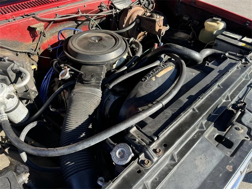 1984 Chevrolet Suburban 7th Gen - Image 17 of 31