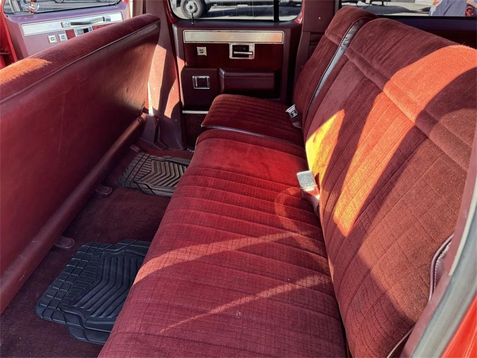1984 Chevrolet Suburban 7th Gen - Image 15 of 31