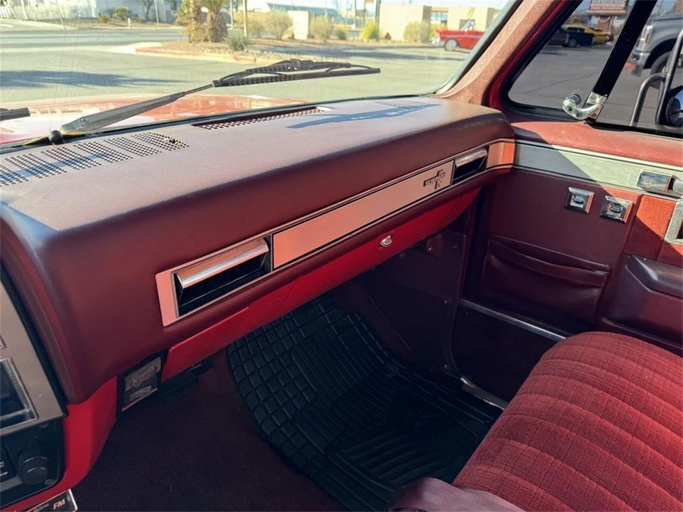 1984 Chevrolet Suburban 7th Gen - Image 14 of 31