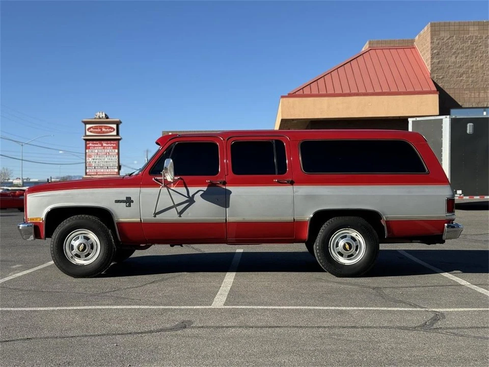 1984 Chevrolet Suburban 7th Gen - Image 3 of 31