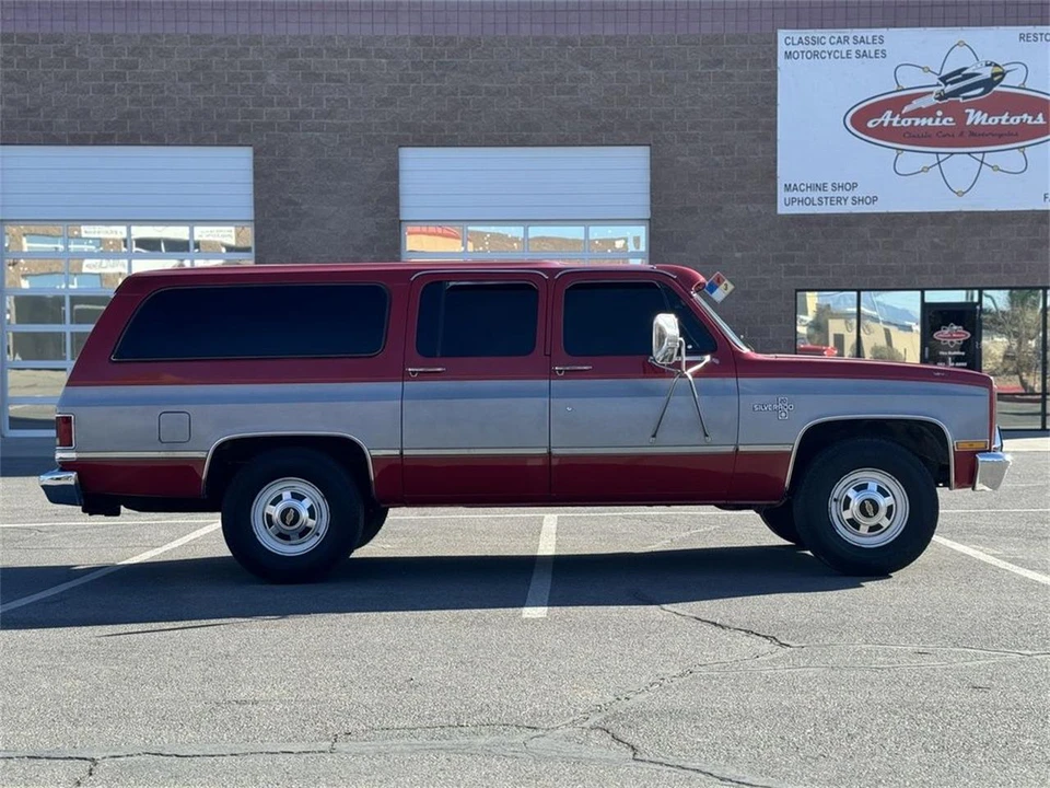 1984 Chevrolet Suburban 7th Gen - Image 9 of 31