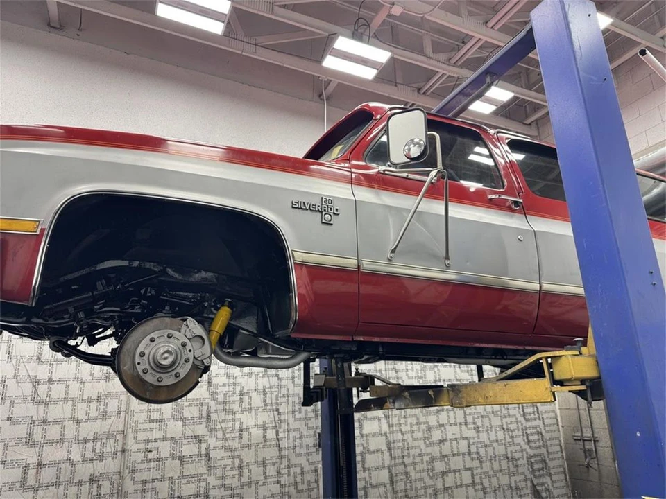 1984 Chevrolet Suburban 7th Gen - Image 19 of 31
