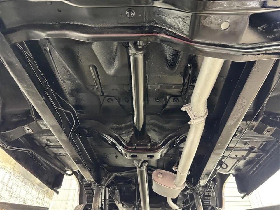 1984 Chevrolet Suburban 7th Gen - Image 24 of 31