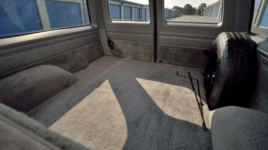 1984 Chevrolet Suburban 7th Gen - Image 17 of 27