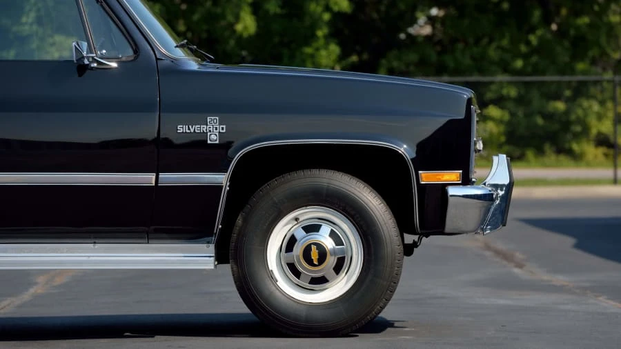 1984 Chevrolet Suburban 7th Gen - Image 19 of 27