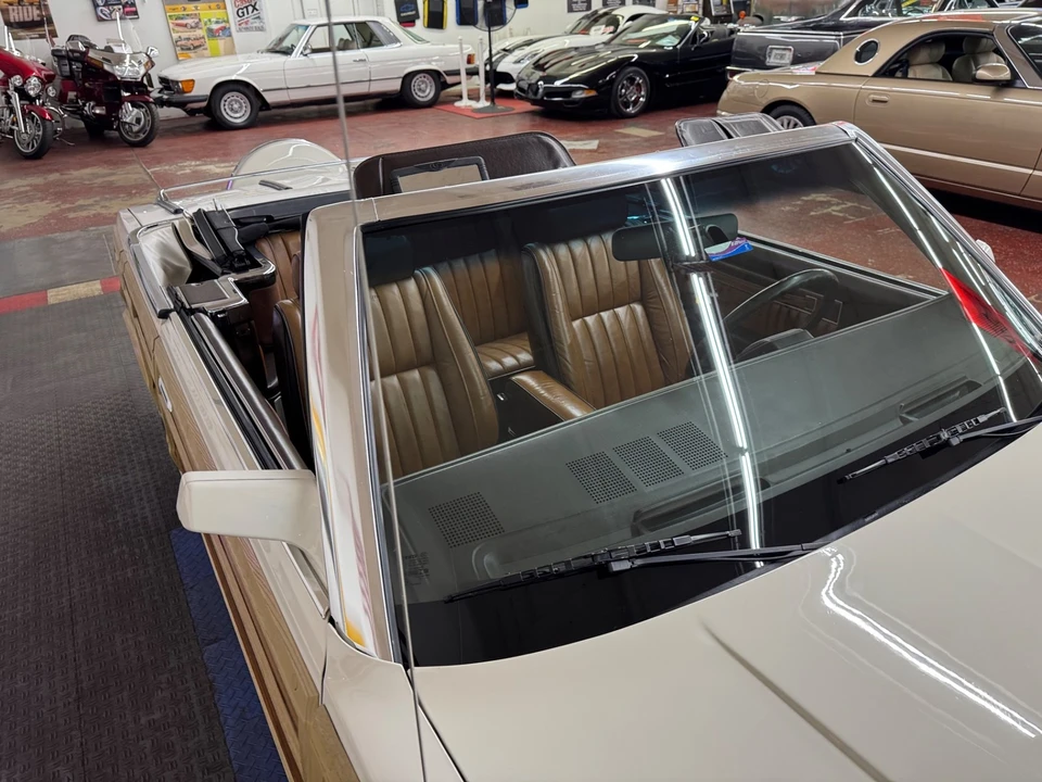 1984 Chrysler LeBaron - Image 17 of 21