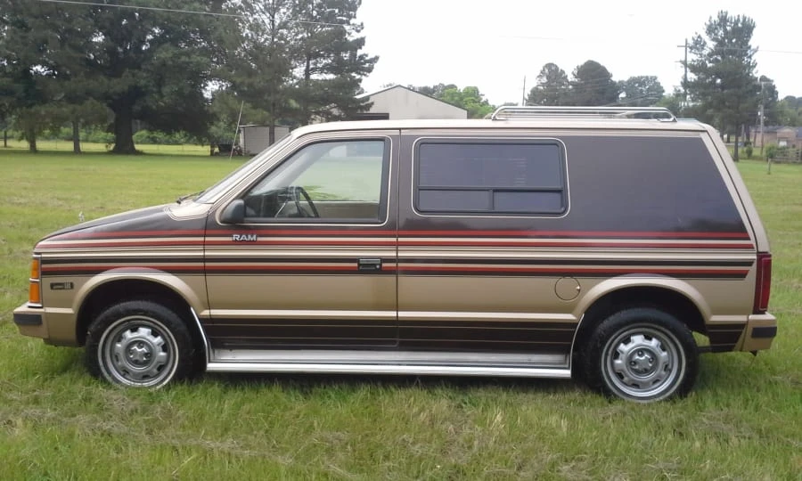 1984 Dodge Caravan - Image 2 of 10