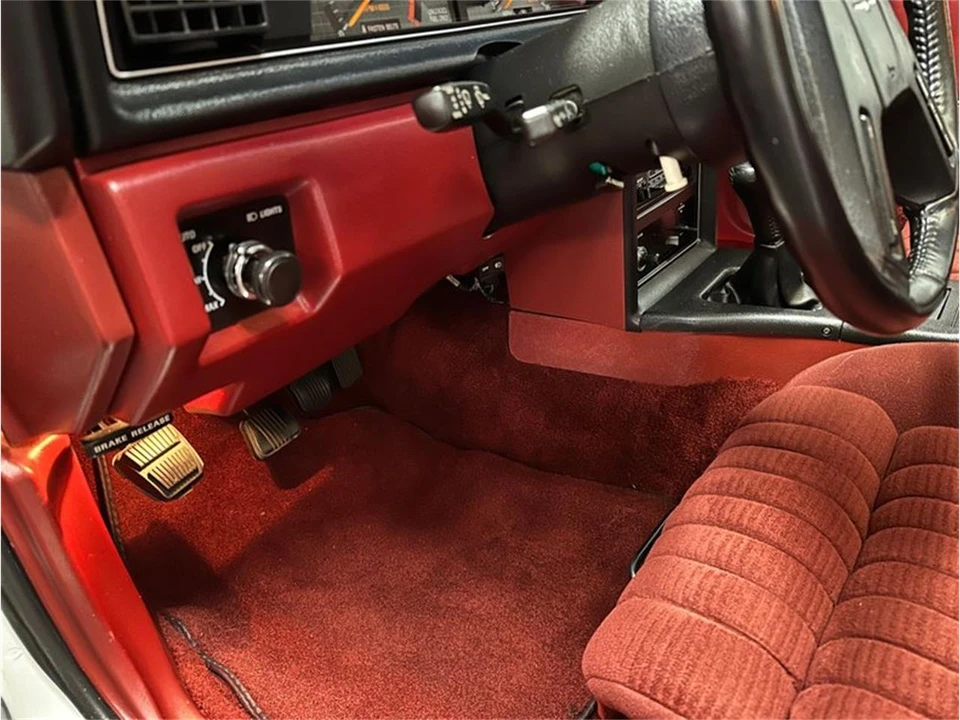1984 Ford Thunderbird 9th Gen - Image 16 of 31