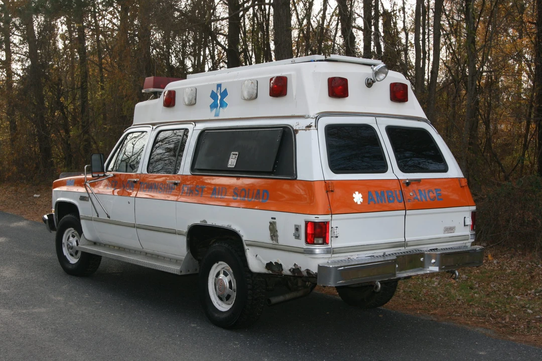 1984 GMC Suburban 7th Gen - Image 6 of 31