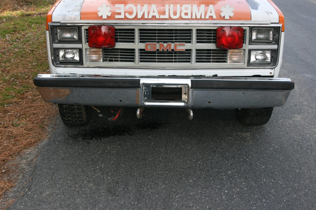 1984 GMC Suburban 7th Gen - Image 19 of 31