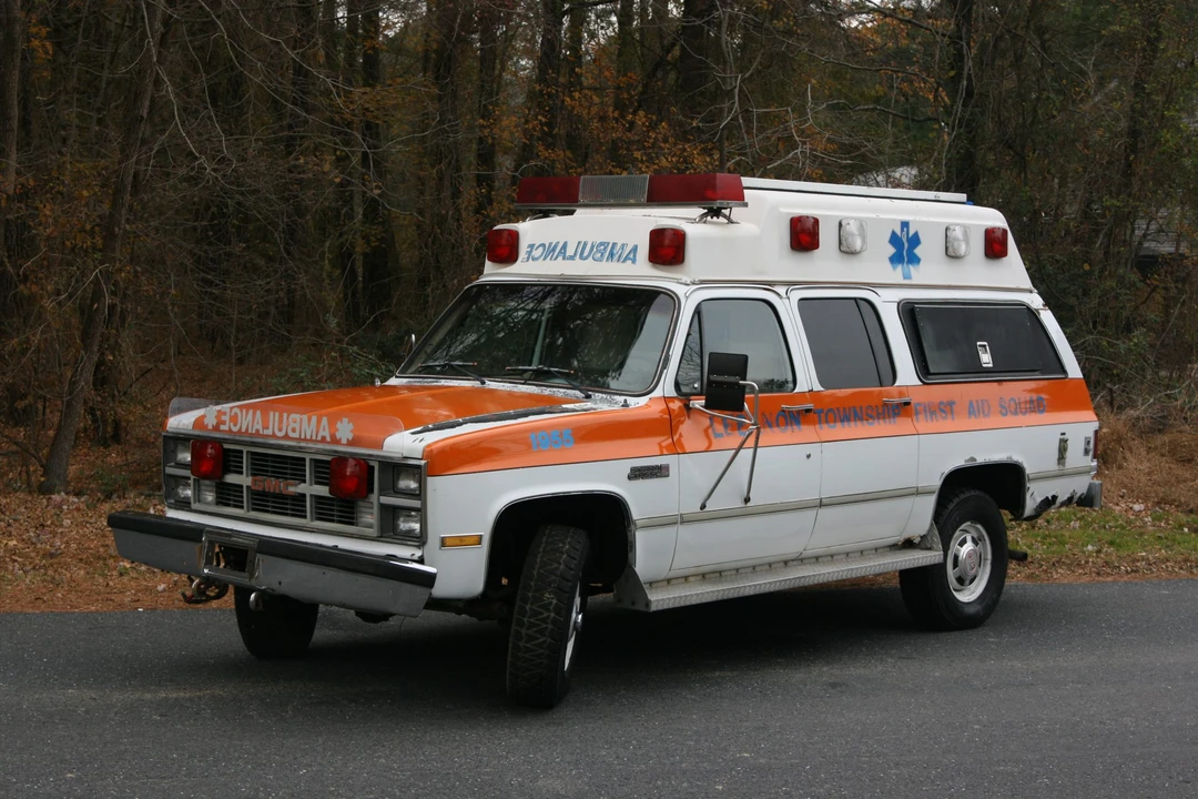 1984 GMC Suburban 7th Gen - Image 4 of 31