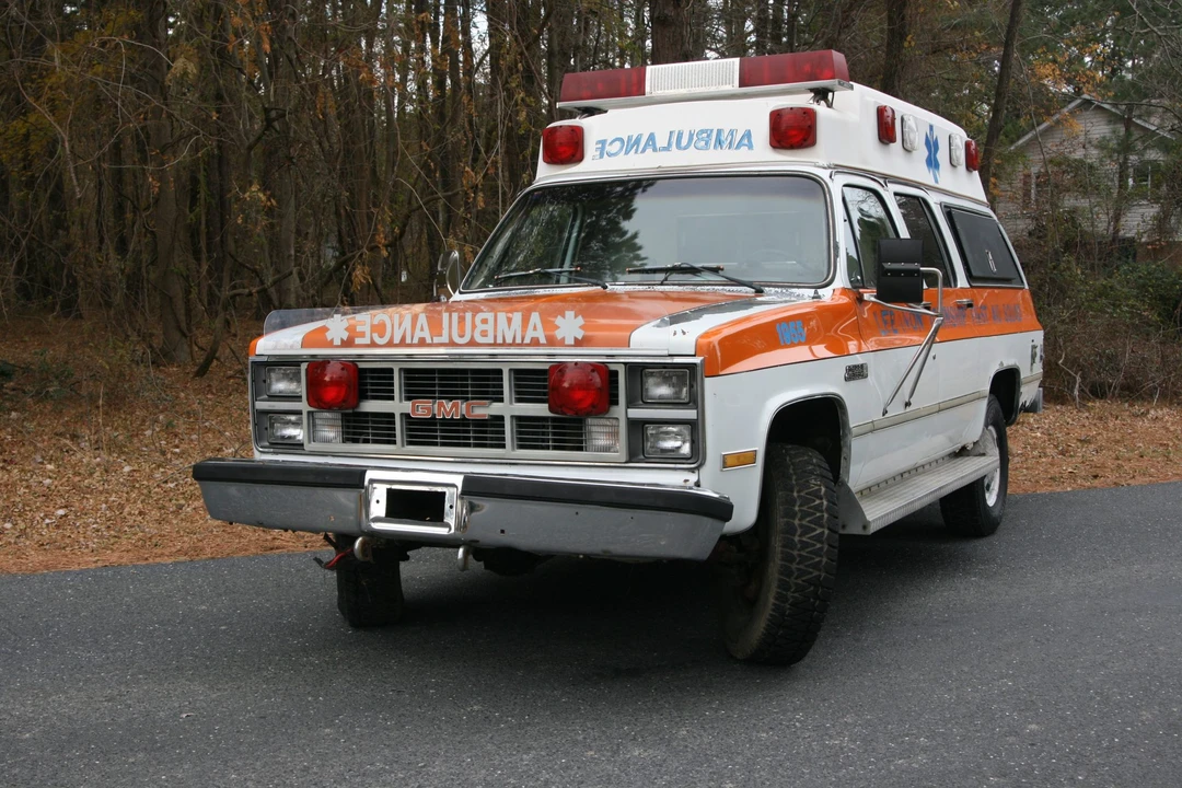 1984 GMC Suburban 7th Gen - Image 2 of 31