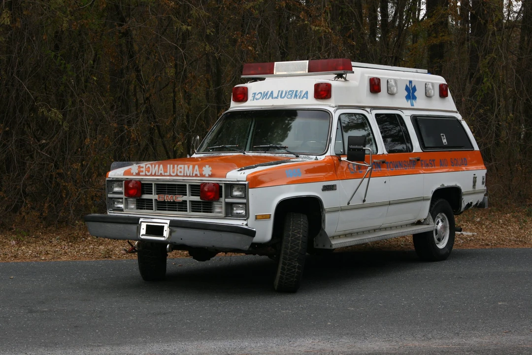 1984 GMC Suburban 7th Gen - Image 3 of 31