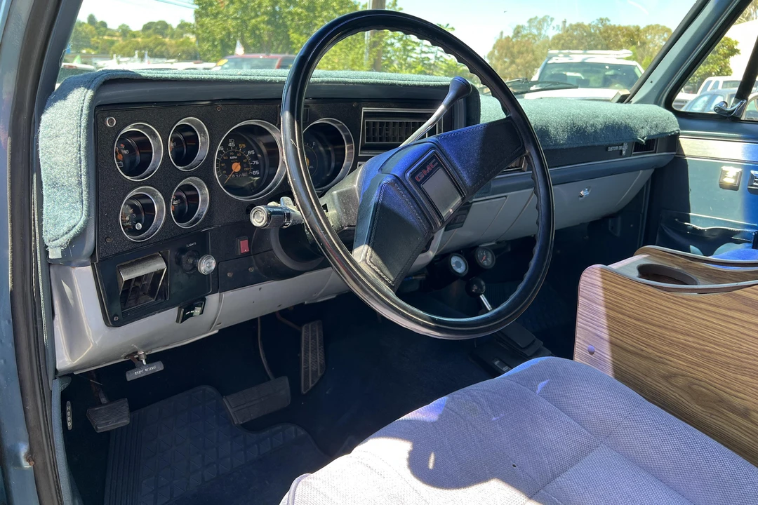 1984 GMC Suburban 7th Gen - Image 26 of 31